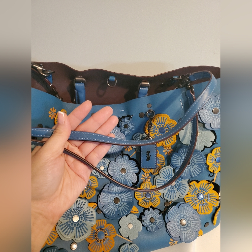 Coach ROGUE TOTE WITH BLUE LINKED TEA ROSE IN BLACK COPPER/RIVER - Picture 9 of 15
